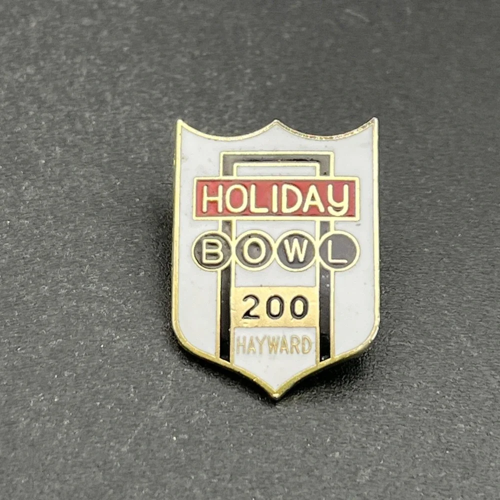 Holiday Bowl Hayward 200 Award Bowling Lapel Hat‎ Pin